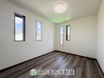【洋室】 | ワイウッドコート佐野市富岡町第7期　 | 窓が多く明るい室内が好印象☆