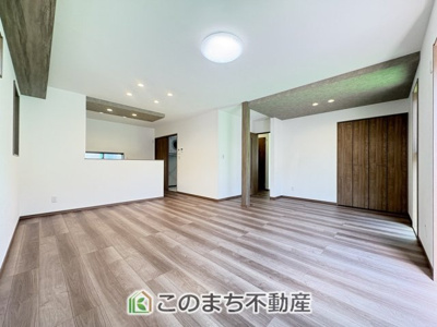 【居間・リビング】 | ワイウッドコート佐野市富岡町第7期　 | 梁や柱がモダンな印象のリビング☆窓が多くご家族の団らんを明るい日差しがが照らします☆
