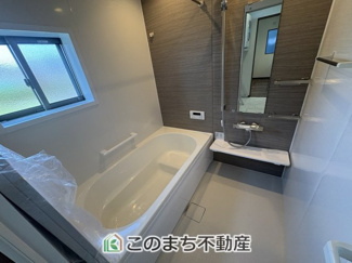 【浴室】 | ワイウッドコート佐野市富岡町第7期　 | お風呂は足を延ばしてゆったり入浴できる広々1坪タイプ☆

ばして入浴できる広々とした1坪タイプのお風呂☆


