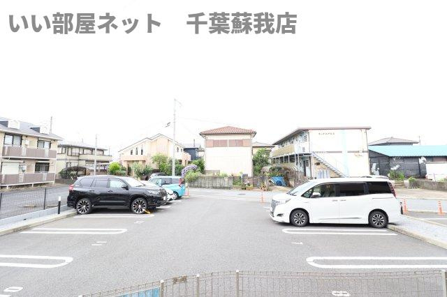グランディールの駐車場|車をお持ちの方に嬉しい駐車場付きの物件です