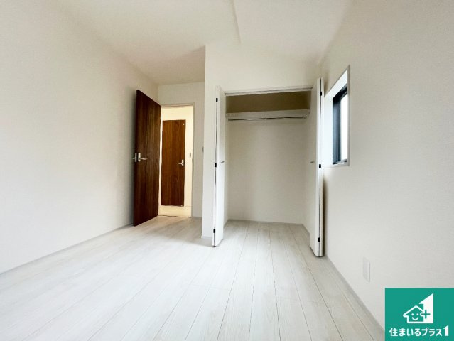 明石市朝霧町　第4期　新築一戸建ての洋室|寝室は心地よい眠りについてもらいたくて、シンプルかつ開放的な空間な設計にしています！大きな窓から差し込む日が心地いいです♪