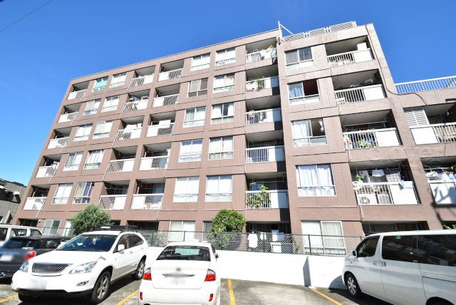 【外観】 | 田園調布コーポラス | 手入れの行き届いた外壁やエントランスなど、「見ればわかる」レベルで清潔感を保ったマンションです。築年数を感じさせない姿で皆様をお出迎えします。～即日のご見学可能～　お問合せはお気軽にどうぞ。
