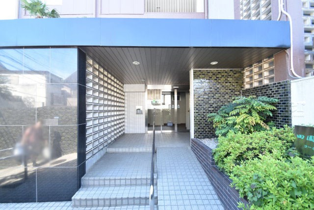 【エントランス】 | 田園調布コーポラス | お客様を、そして住人を出迎えてくれるマンションのエントランス。ゴミが落ちていないことからも、管理状態の良さや住民の節度の高さが見て取れます。～即日のご見学可能～　お問合せはお気軽にどうぞ。
