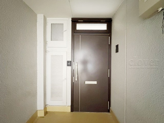【その他共用部分】 | 田園調布コーポラス | 皆様をお迎えする、お部屋の玄関ドア。開けやすさや開放角度、ドアノブの操作しやすさや鍵の形状などを、現地で一度ご確認ください。～即日のご見学可能～　お問合せはお気軽にどうぞ。
