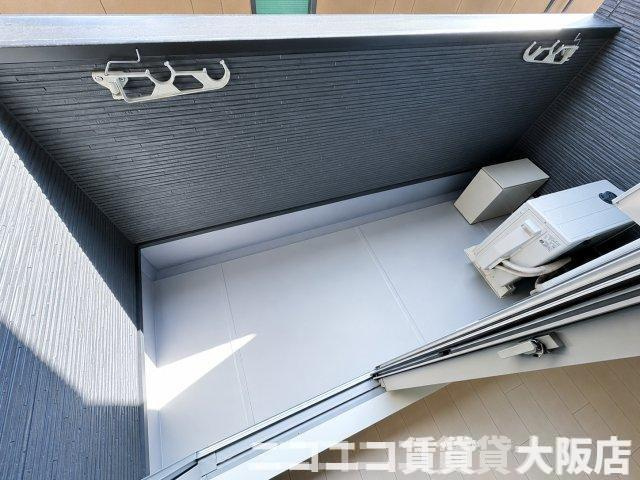 堺市西区浜寺諏訪森町西２丁のアパートのバルコニー
