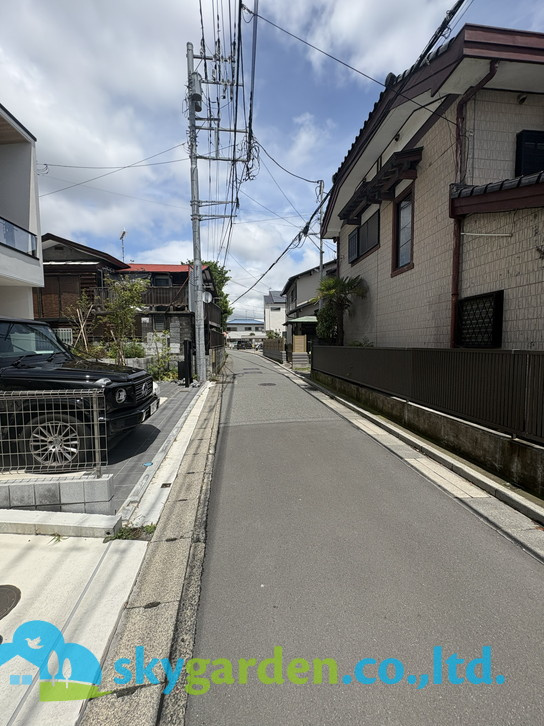 鎌倉市腰越５丁目　新築戸建　の前面道路含む現地写真