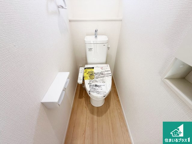大阪狭山市大野東　第1期　新築一戸建てのトイレ|1・2階の2ヶ所にあるので、朝の忙しい時間の順番待ちもなく、深夜の利用にも大変便利です。