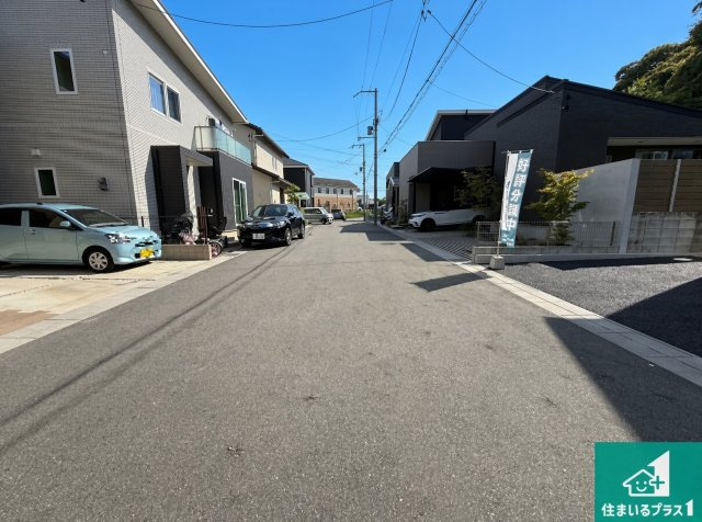 大阪狭山市大野東　第1期　新築一戸建ての前面道路含む現地写真|周辺は閑静な住宅街！前面道路広々で車の出し入れも便利です。駐車が苦手な方でも安心して車庫入れできます！