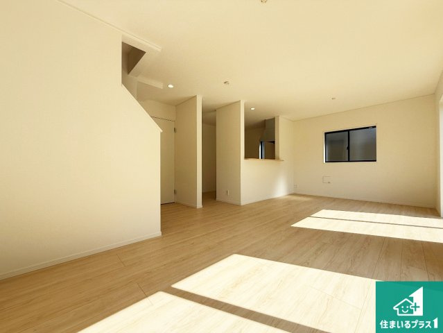 大阪狭山市大野東　第1期　新築一戸建ての居間・リビング|シンプルなリビングは、観葉植物等のインテリアを楽しめますね！パパ好みにも、ママ好みにも家具次第で雰囲気を変えることができます！