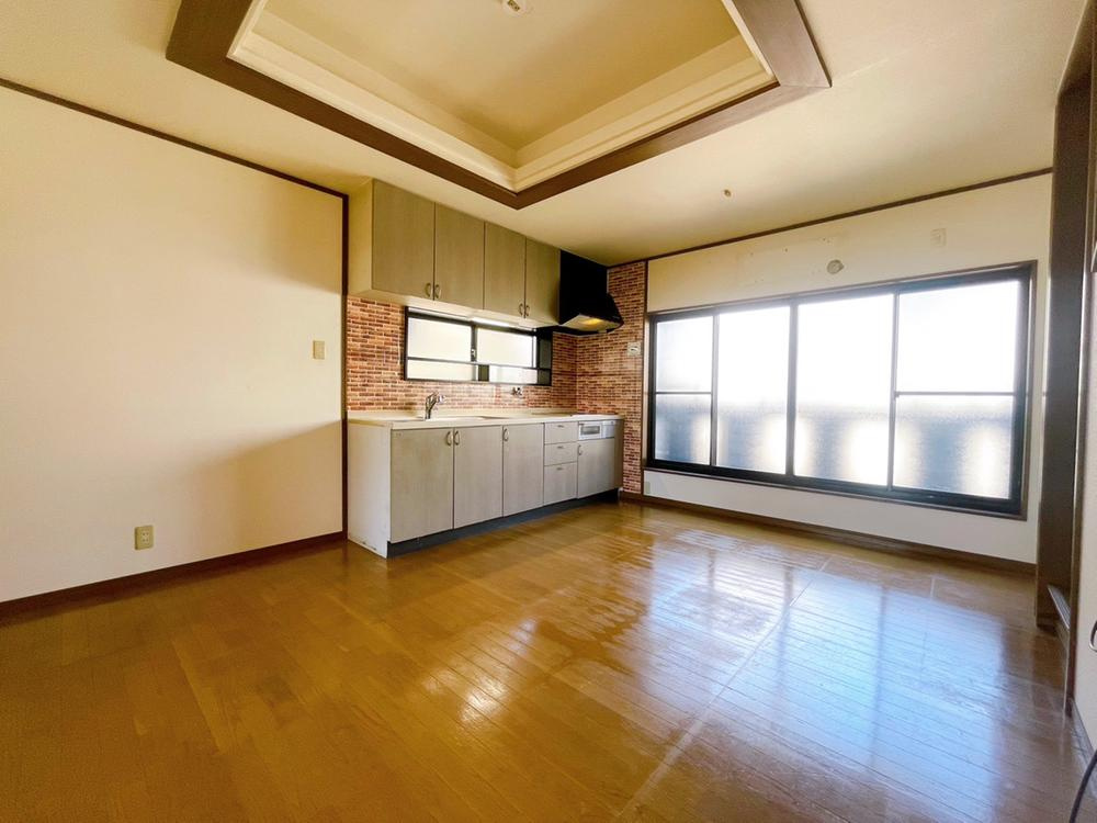 三箇２丁目　中古一戸建ての居間・リビング|LDK10.0帖
■物件内覧・資金計画相談・住宅ローン相談、リフォーム相談、お問合せ受付中■
※当日・翌日のご内覧、ご相談はお電話でのお問合せがスムーズです！