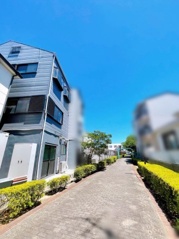 三箇２丁目　中古一戸建ての前面道路含む現地写真|東側遊歩道
■物件内覧・資金計画相談・住宅ローン相談、リフォーム相談、お問合せ受付中■
※当日・翌日のご内覧、ご相談はお電話でのお問合せがスムーズです！
