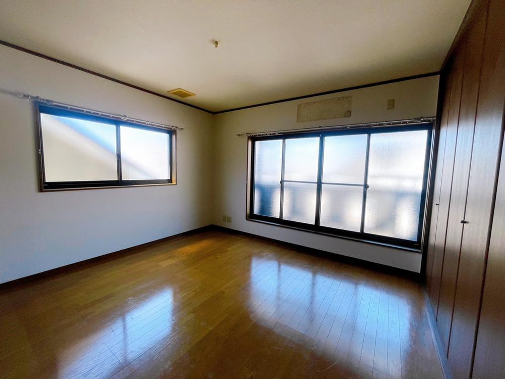 三箇２丁目　中古一戸建ての洋室|洋室8.0帖
■物件内覧・資金計画相談・住宅ローン相談、リフォーム相談、お問合せ受付中■
※当日・翌日のご内覧、ご相談はお電話でのお問合せがスムーズです！