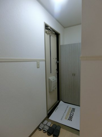 プリムローズⅢA棟の玄関|イメージ103号室の写真（反転あり）