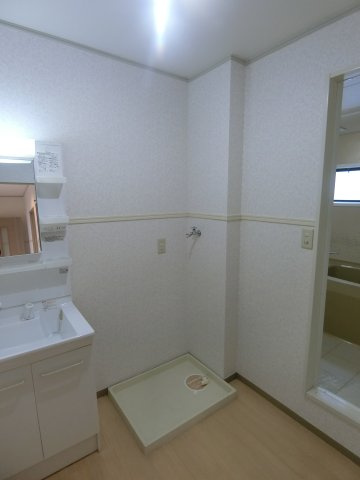 プリムローズⅢA棟の洗面所|イメージ103号室の写真（反転あり）