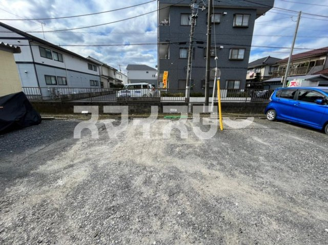 青梅市野上町３丁目の賃貸マンションの駐車場