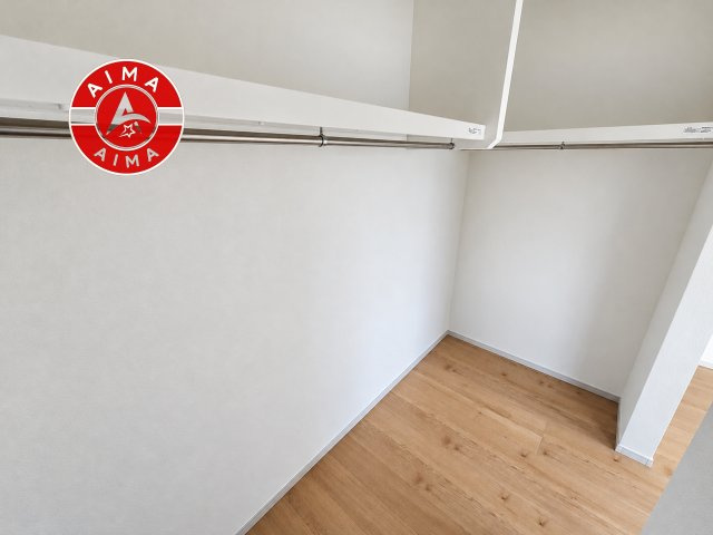 福岡市城南区片江2丁目第3-2棟（2号棟）の内観：施工例|洋服や大きな荷物が多い方や人数の多いご家族などは、一般的なクローゼットよりもウォークインクローゼットのほうが使い勝手が良いです。