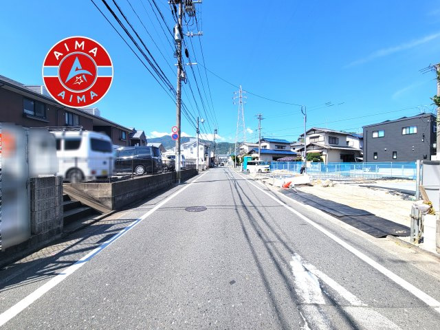 福岡市城南区片江2丁目第3-2棟（2号棟）の前面道路含む現地写真|前面道路は閑静な住宅地をはしる車通りの少ない道路。お車の出し入れが苦手なママや小さなお子様にも安心ですね。しっかり舗装もされているので、ベビーカーや自転車で通っても快適に通行できます。
