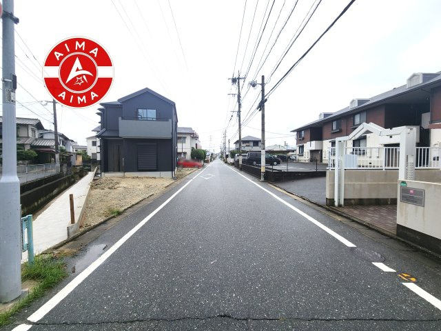 福岡市城南区片江2丁目第3-2棟（2号棟）の前面道路含む現地写真|前面道路は閑静な住宅地をはしる車通りの少ない道路。お車の出し入れが苦手なママや小さなお子様にも安心ですね。しっかり舗装もされているので、ベビーカーや自転車で通っても快適に通行できます。