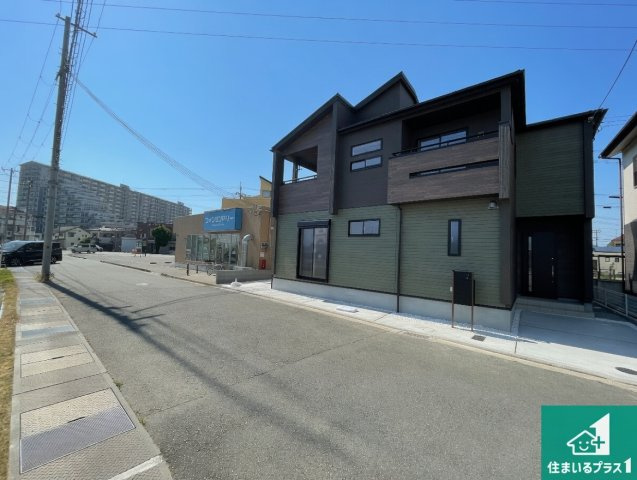 高砂市米田町米田新　新築一戸建ての前面道路含む現地写真|周辺は閑静な住宅街！前面道路広々で車の出し入れも便利です。駐車が苦手な方でも安心して車庫入れできます！