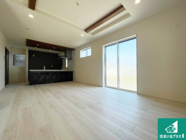 高砂市米田町米田新　新築一戸建ての居間・リビング|日当たり良好の明るいリビングで朝の目覚めもスッキリできそう！対面キッチンでご家族のコミュニケーションも自然と増える設計！小さなお子様が遊ぶスペースを作っても広々とくつろげるLDK！