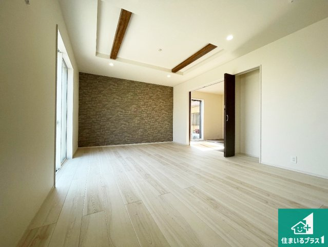 高砂市米田町米田新　新築一戸建ての居間・リビング|明るいリビングで朝の目覚めもスッキリできそう！対面キッチンでご家族のコミュニケーションも自然と増える設計！小さなお子様が遊ぶスペースを作っても広々とくつろげるLDK！