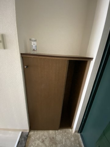 三番館すぎやまの収納|収納力のあるシューズボックスです（別室につき現況優先）。