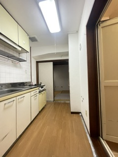 矢口フラワーマンションのキッチン|フライパンや鍋も収納可能なキッチンとなっております