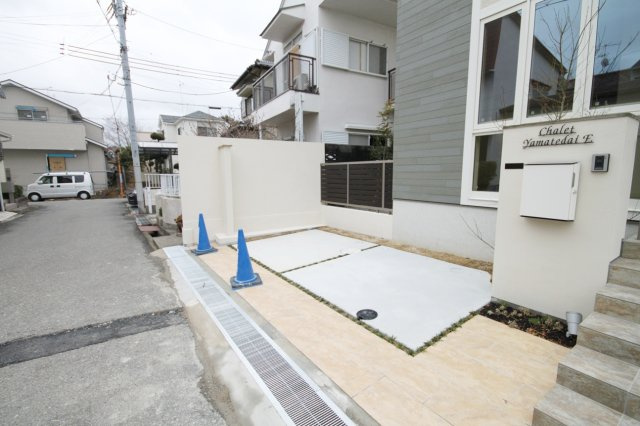 シャレー山手台の駐車場