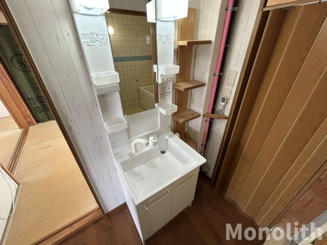 和泉府中ファミリーマンションの独立洗面台