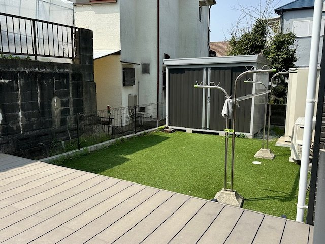 北葛城郡上牧町松里園2丁目　中古戸建の庭|敷地南側には人工芝の広い庭付き