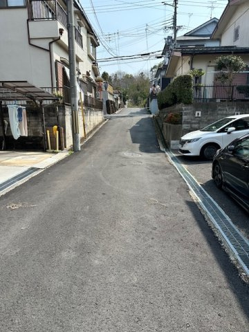 北葛城郡上牧町松里園2丁目　中古戸建の前面道路含む現地写真