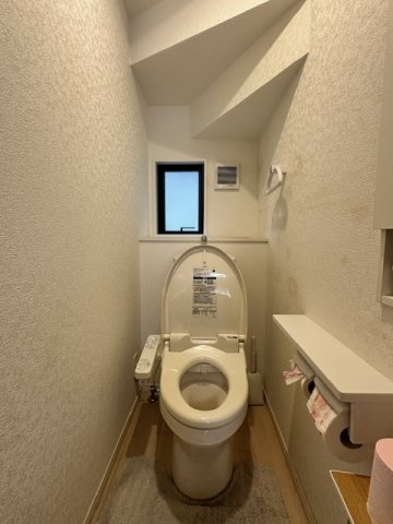 北葛城郡上牧町松里園2丁目　中古戸建のトイレ|温水洗浄付きトイレ