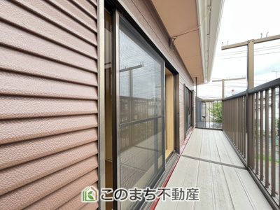 【バルコニー】 | KEM小山市西城南1期 | 南向きの大型バルコニーは陽当り良好で、たっぷりのお洗濯物もよく乾きます！
