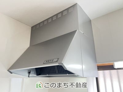 【キッチン】 | KEM小山市西城南1期 | お手入れ簡単！スッキリとしていながら機能的なレンジフードが標準で備わっています！
