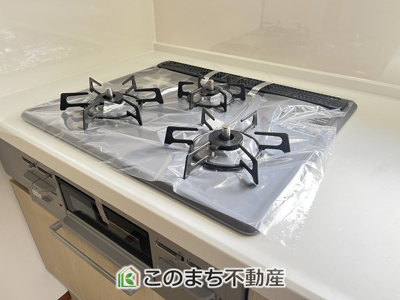 【キッチン】 | KEM小山市西城南1期 | 三口のガスコンロはお料理もはかどります！