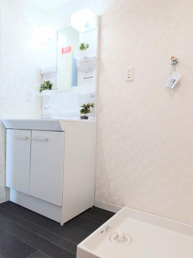 【中古マンション】若葉グリーンハイツD号棟の独立洗面台|朝の身支度に欠かせない洗面台です