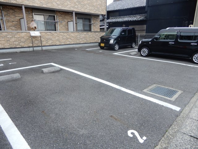 コスモリヴェールの駐車場