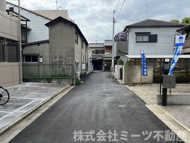 高井田元町1丁目　売土地の前面道路含む現地写真