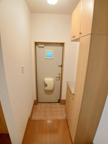メリディオさくらⅠの玄関|収納もある玄関です