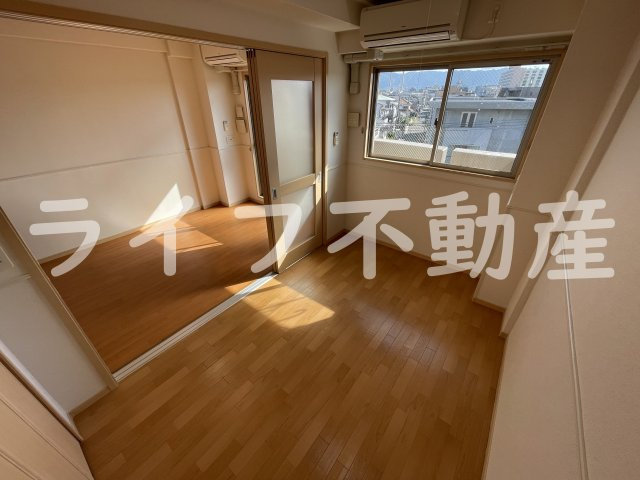 アプリコットこさかの寝室|開放的な寝室です