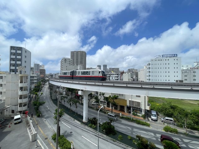 ゆいレール目の前の圧巻さ！電車と違い騒音気になりにくくも沖縄らしい風景の一つに。ワイドリビングにワイドバルコニーでワイドな人生を！な、『コンフォート牧志駅前』リノベーションの展望