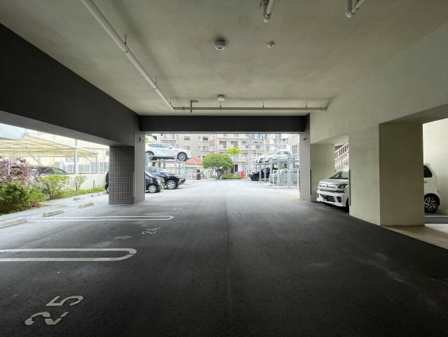 ゆいレール目の前の圧巻さ！電車と違い騒音気になりにくくも沖縄らしい風景の一つに。ワイドリビングにワイドバルコニーでワイドな人生を！な、『コンフォート牧志駅前』リノベーションの駐車場|駐車場があるので、車を買う予定の方も安心です