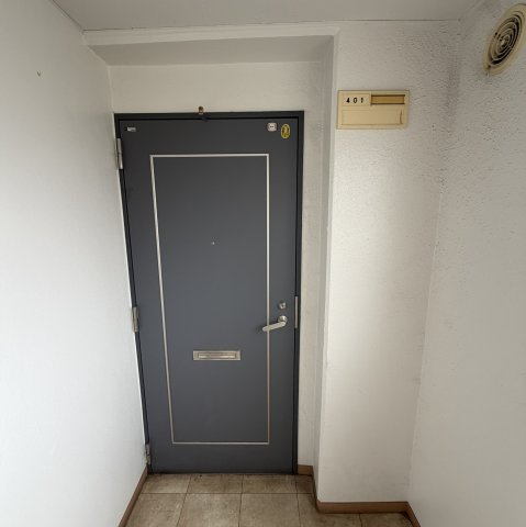 ビレッジアートむろらんの玄関