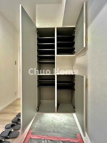 マンション西浅草の玄関|【玄関】玄関には大型のシューズクローゼットを設置しておりますのでいつでもスッキリりとした空間を保てます。玄関周りを清潔に使うのはとても大事なことですよね。