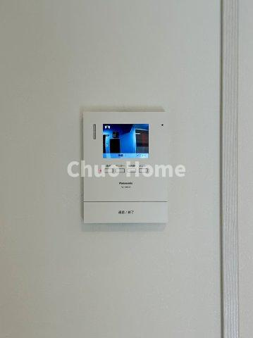 マンション西浅草のセキュリティ|【モニターホン】誰が来たかすぐにわかるカラーモニター付きインターホン。通話ボタンを押すまでは室内の音は漏れていませんので相手を確かめてから応対できます。