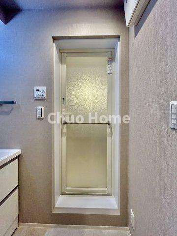 マンション西浅草の脱衣所|【洗面所】明るい洗面所は朝をすっきりさせてくれる空間です。バタバタしている忙しい朝でも収納が多い洗面台では短い時間で効率良く支度ができます。