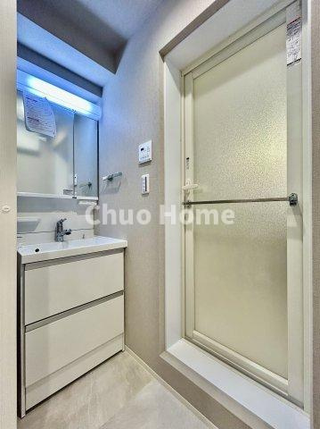 マンション西浅草の独立洗面台|【洗面化粧台】洗面化粧台には三面鏡を採用。身だしなみを整えやすい事はもちろんですが、鏡の後ろに収納スペースを設ける事により、散らかりやすい洗面スペースをすっきりさせる事が出来るのも嬉しいですね