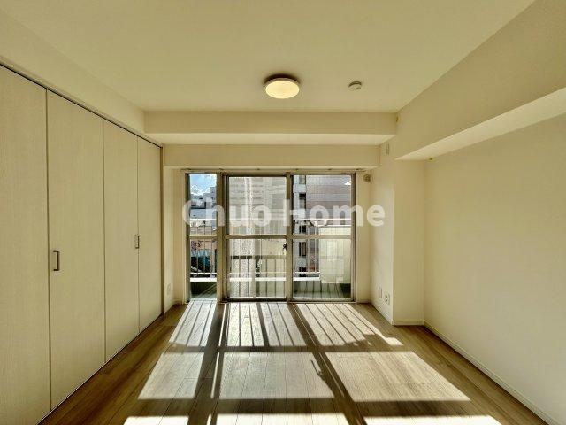 マンション西浅草の洋室|【洋室】快適に過ごす条件は、一人ひとり違います。だからこそ飾り過ぎないシンプルな内装と偏り過ぎないデザインで統一しております。居住していく中でオーナー様だけの【マイホーム】に創り上げて下さい
