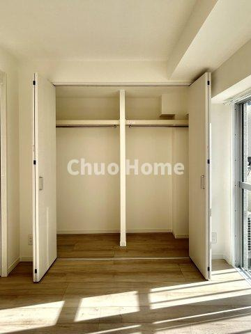 マンション西浅草の収納|居室にはクローゼットを完備し、自由度の高い家具の配置が叶うシンプルな空間です。お子様の成長と必要になる子供部屋を与えるにはぴったりの間取りですね。