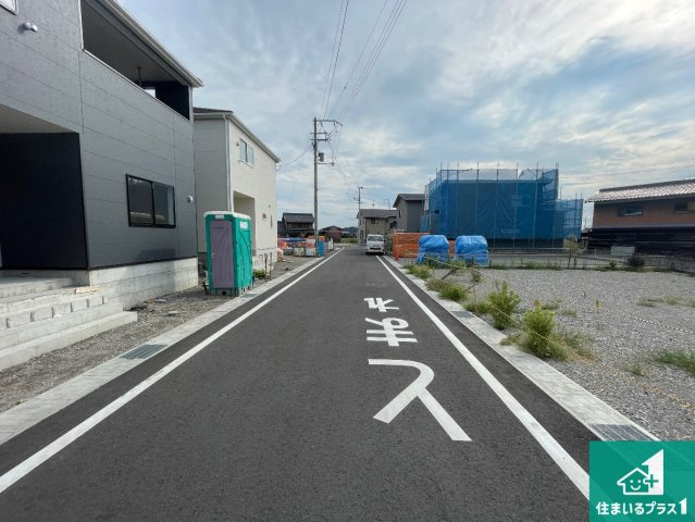 ★12(土)13(日)現地見学可能！★東近江市中野町　全2邸の前面道路含む現地写真|周辺は閑静な住宅街！前面道路広々で車の出し入れも便利です。駐車が苦手な方でも安心して車庫入れできます！